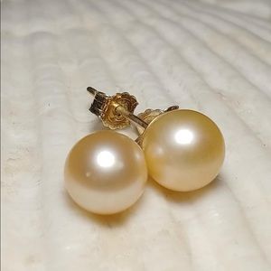 Pearl studs